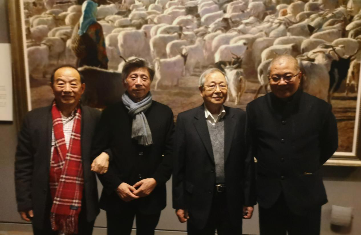 （韓玉臣與中國美術(shù)家協(xié)會(huì)主席、中央美術(shù)學(xué)院院長范迪安，張文新老師，中國美協(xié)副主席、中國美院院長許江在參展作品前合影）